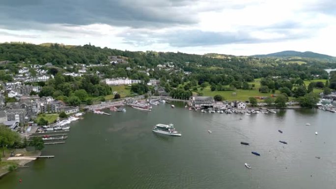 航拍画面用河船和英国鲍内斯湾飞越湖区温德米尔的鲍内斯