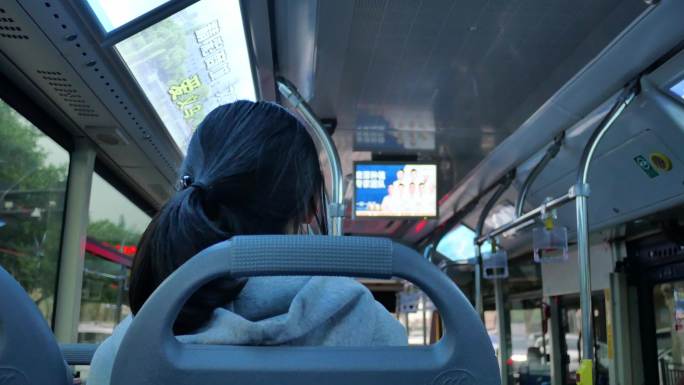 焦虑女学生坐公交车
