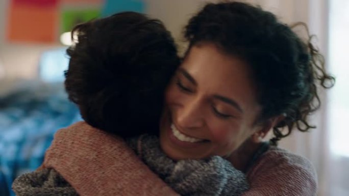 快乐的小男孩拥抱母亲享受慈爱的妈妈在家拥抱儿子4k镜头