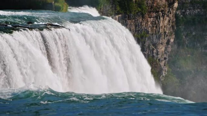 水流尼亚加拉瀑布在岩石的背景上。美国惊人的自然