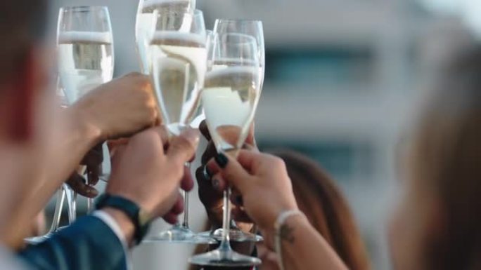 一群快乐的朋友庆祝为迷人的派对活动干杯，在正式的社交聚会上穿着时尚的时尚喝着香槟，享受日落4k时的屋