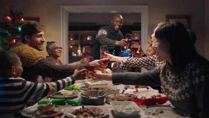 圣诞晚餐非裔美国人家庭制作吐司庆祝节日与朋友分享自制盛宴在家享受节日庆祝4k镜头