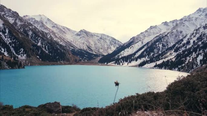 蓝色水的高山湖泊的时光倒流