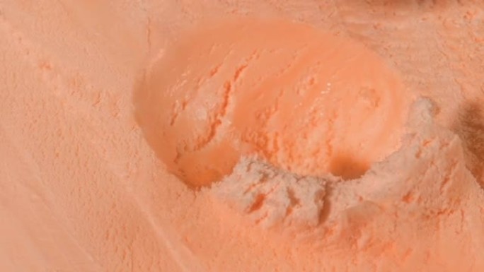 桃子味冰淇淋被挖出特写镜头