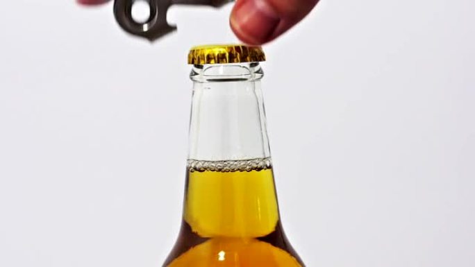 手打开啤酒瓶。