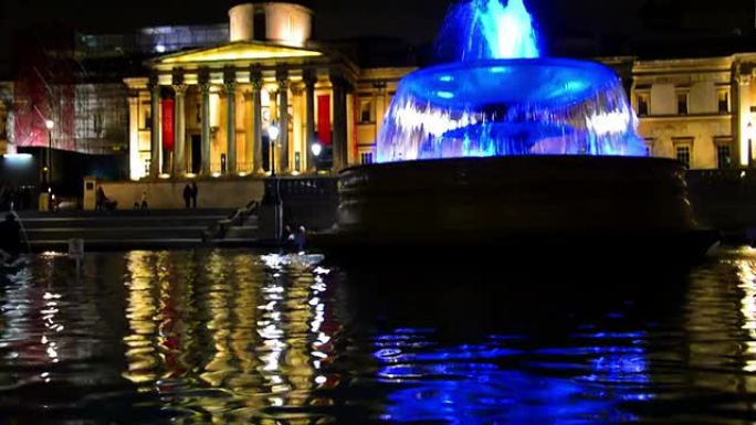 英国伦敦国家美术馆和特拉法加广场夜间喷泉