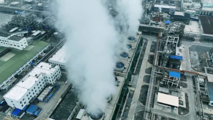 工业工厂烟雾的鸟瞰图