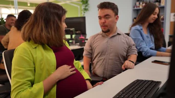 身材矮小的人与他怀孕的同事交谈