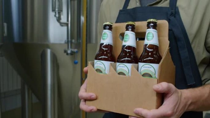 匿名啤酒厂工人携带瓶装啤酒