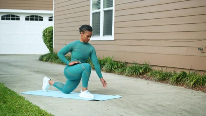 成熟的非裔美国妇女做伸展运动