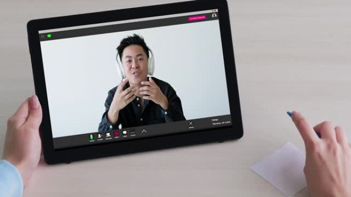 视频会议虚拟采访同事平板电脑