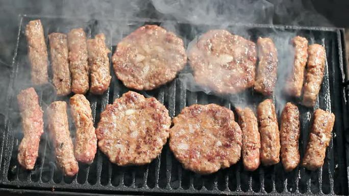 烧烤烤架上的汉堡和烤肉串
