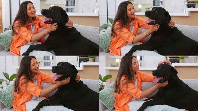 快乐的女人与她的狗在沙发上放松，精神卫生，健康或情感支持，爱和关怀。年轻人在客厅沙发上放松，抚摸小狗