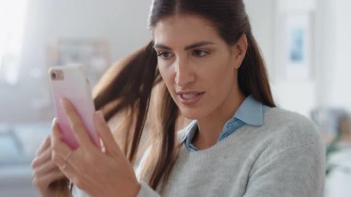幸福的女人在家用智能手机视频聊天炫耀发型聊天分享激动人心的生活方式享受在线交流4k