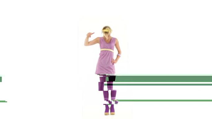 年轻的70年代诱人的女人穿紫色复古连衣裙在103 bpm音乐轨道上舞步-孤立的白色高清视频片段