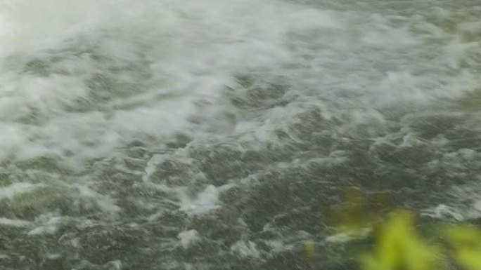 特写瀑布溅入北卡罗来纳州蓝岭山脉的游泳池