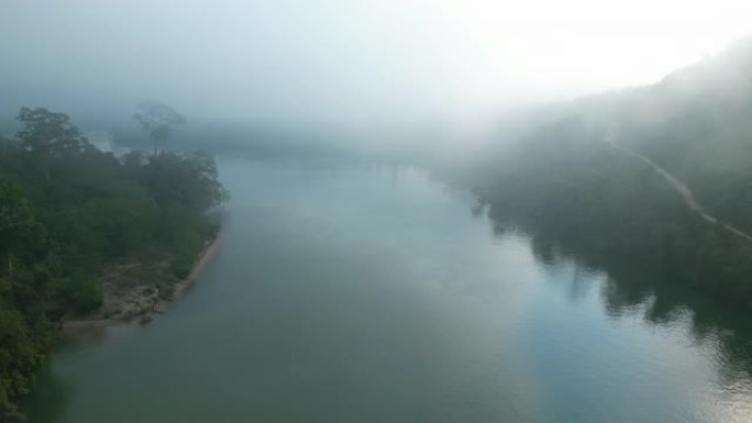 雾中日出时湄公河宁静景象的鸟瞰图