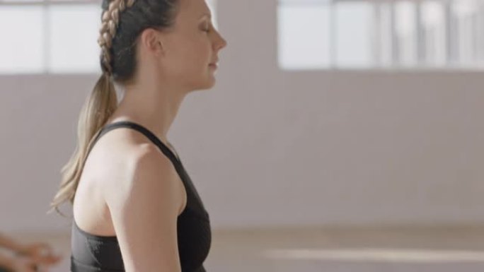 瑜伽课年轻怀孕的白人妇女练习莲花姿势冥想享受日出时在健康健身工作室的正念呼吸锻炼