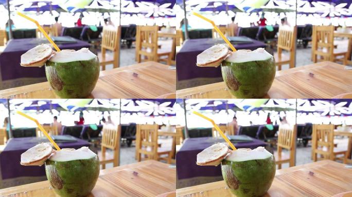 泰国华欣海滩餐厅餐桌上的新鲜椰子