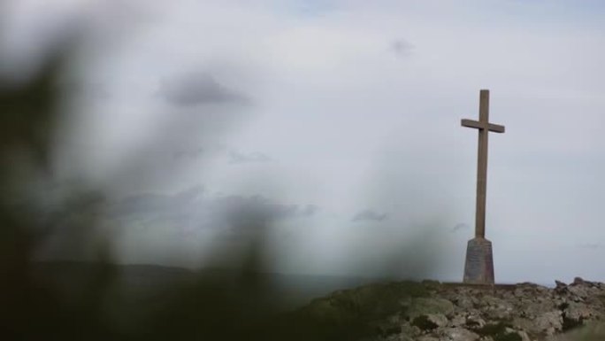 欧洲爱尔兰山顶，宗教悲痛景观背景横幅全景，十字架在山上，混凝土十字架在山顶，基督教十字架符号在山顶，