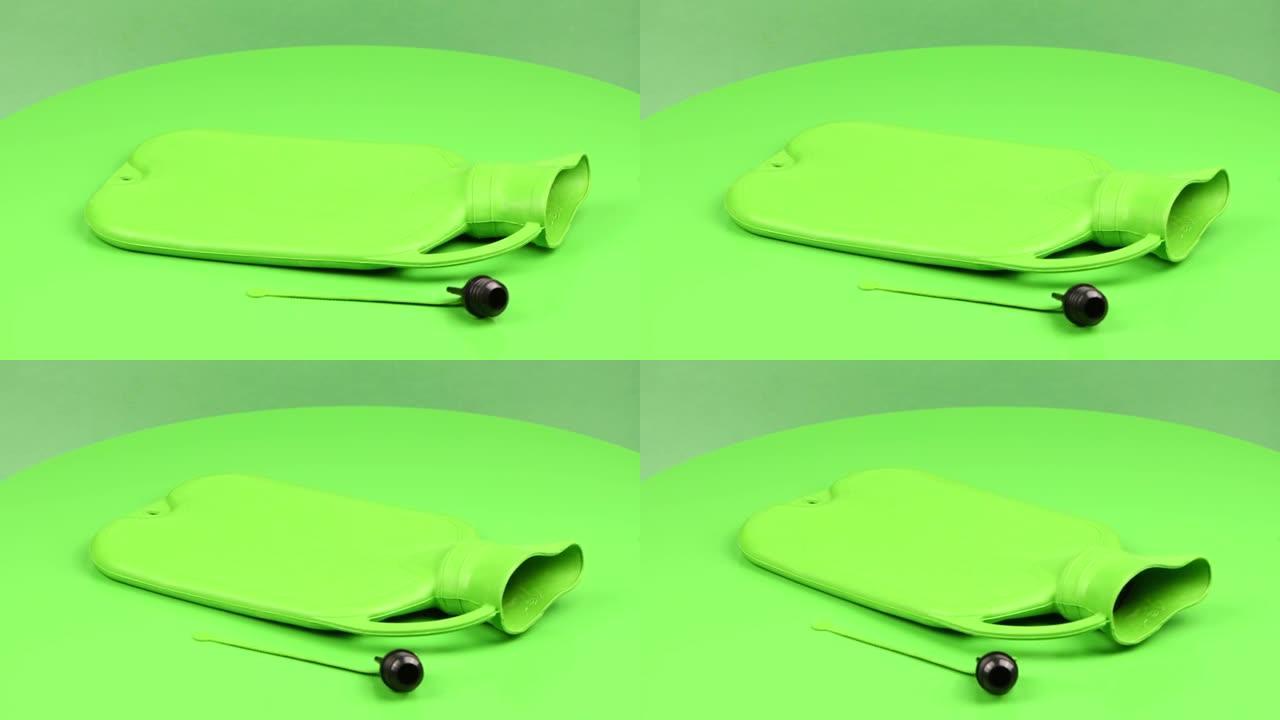 绿色背景上的绿色医用热水加热垫。热处理，热处理。