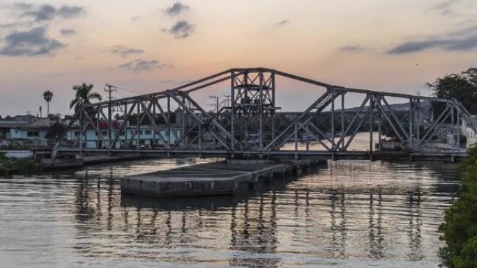 日落时古巴圣胡安河上的马坦萨斯秋千桥
