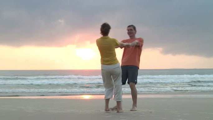 海滩上快乐跳舞的情侣