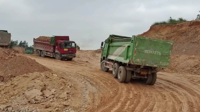 工程渣土车爬坡上坡运泥搬运泥土运输过程