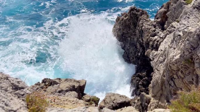 Cephalonia希腊岛岩石海岸慢动作离子海浪景观4k镜头。大自然中的美与旅行理念。