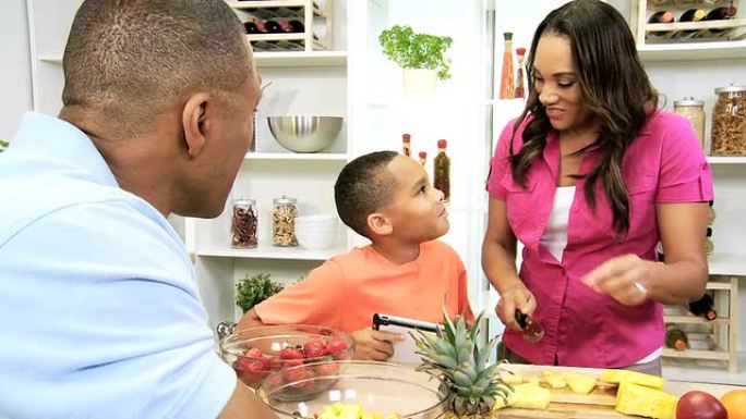 非裔美国人家庭厨房平板电脑新鲜水果