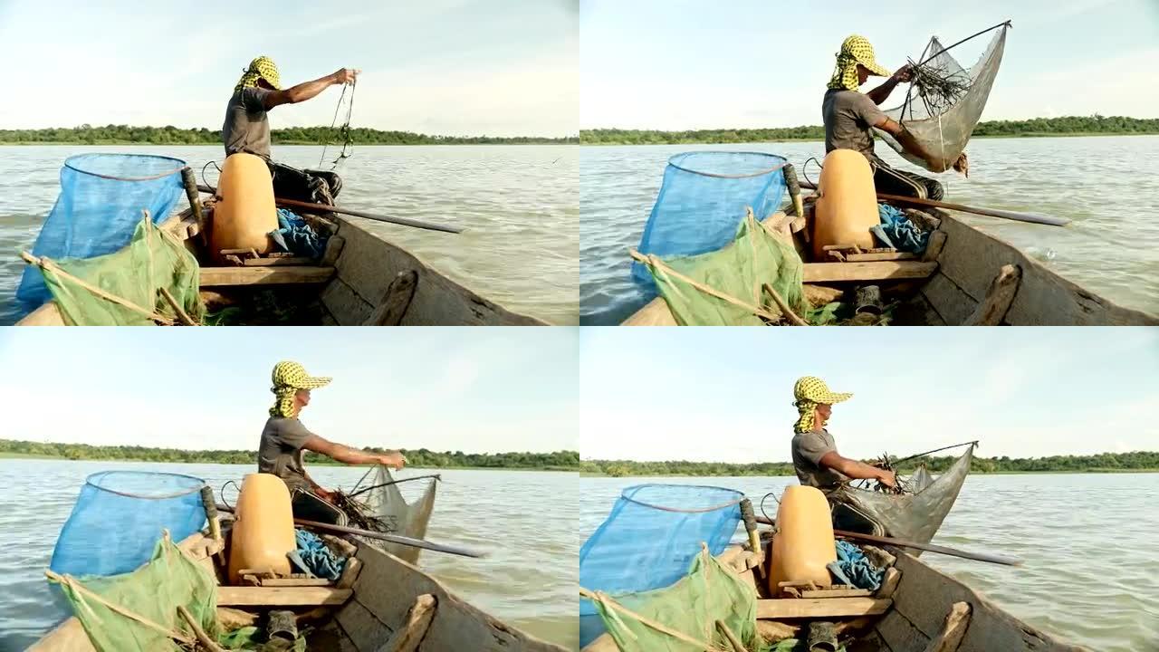 对虾渔民在独木舟中拉出落网，捕虾，诱饵网