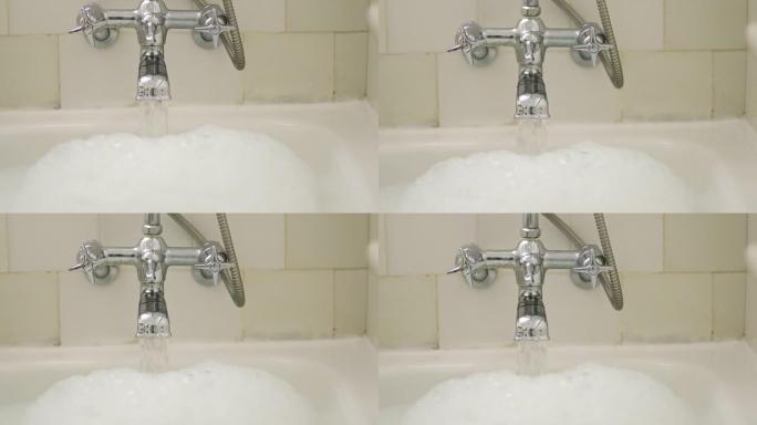 浴室里流动的水、水龙头和泡泡浴，用于清洗、放松和清洁，以实现自我护理和安宁。家用镀铬水龙头，浴缸中有