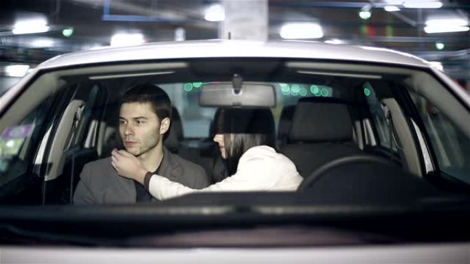 一对年轻夫妇在车里的情绪