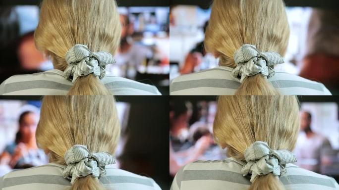 孩子在家看电视电影