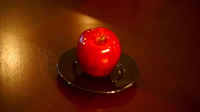 盘旋一个完美的苹果，发现它被咬了