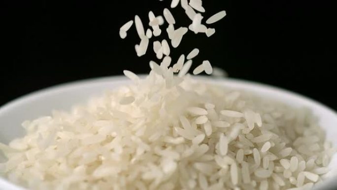将大米倒入盘子，慢动作