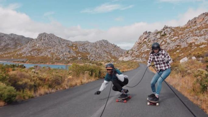 年轻的多民族朋友一起滑车，在乡村道路上滑冰，享受穿着防护头盔的运动，慢动作
