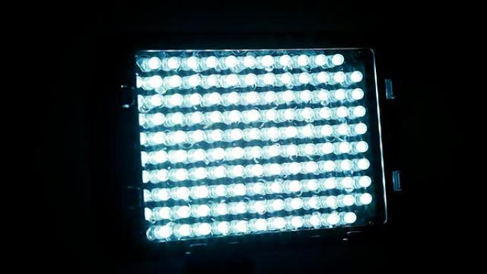 探照灯，它由明亮的蓝色发光二极管组成