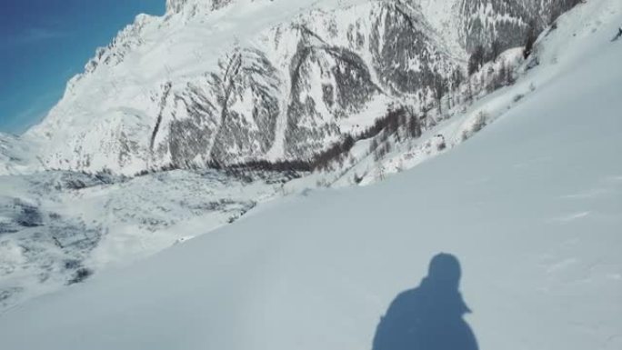 冬季在未触及的偏远山区的新鲜粉末雪上滑雪