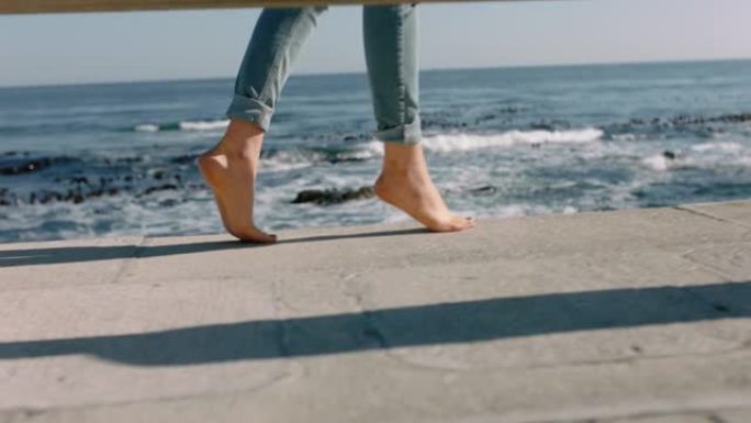 女人的腿赤脚走在海边码头平衡少年享受暑假在美丽的海洋背景
