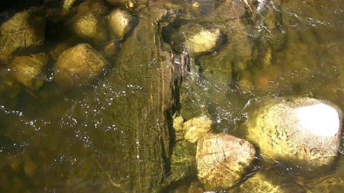 河水流过岩石-高清
