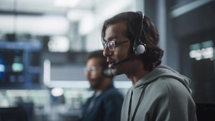 服务台专家在通话中进行对话的肖像，为遇到软件问题的客户提供技术支持。印度男子使用耳机与技术团队交谈