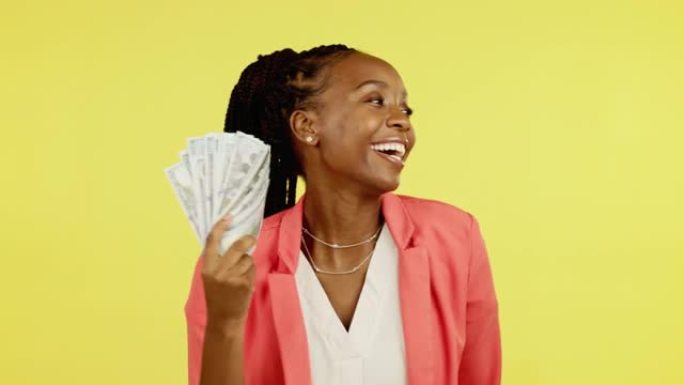 现金，粉丝和赢家，在黄色背景下的工作室里有一个黑人妇女，手里拿着钱，金融或财富。金融、投资和交易在一