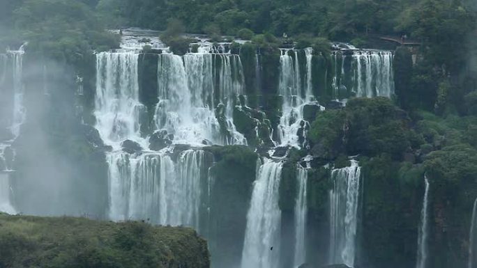 伊瓜苏瀑布，最大的瀑布系列。