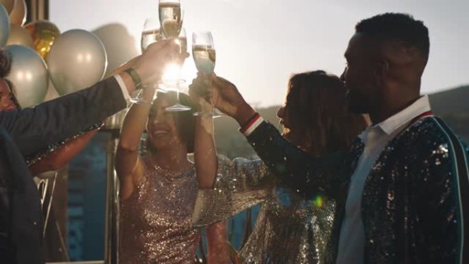 屋顶派对朋友庆祝为迷人的活动干杯，在正式的社交聚会上穿着时尚的时尚喝着香槟，享受舞蹈庆典4k