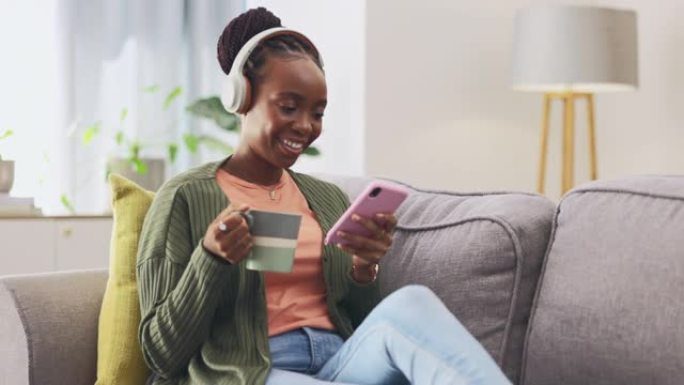 咖啡，电话和黑人妇女在沙发上放松音乐，在家里的社交媒体模因中开心并大笑。播客，在线和女孩喝茶，智能手