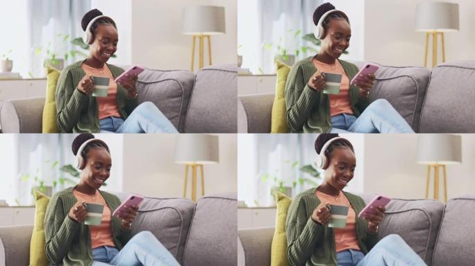 咖啡，电话和黑人妇女在沙发上放松音乐，在家里的社交媒体模因中开心并大笑。播客，在线和女孩喝茶，智能手