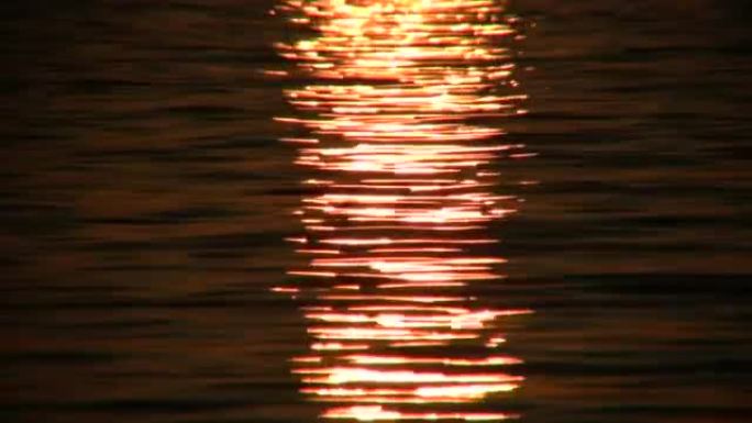 太阳从水面反射 (高清晰度)