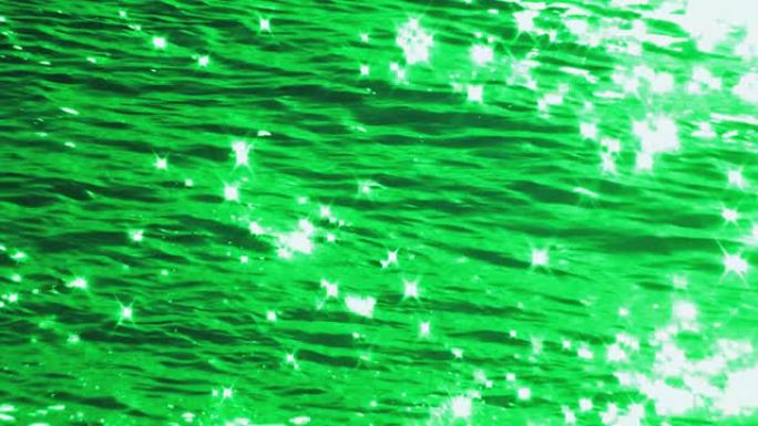 光线反射出绿色的海洋