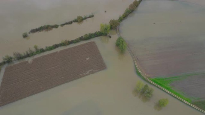 空中: 秋季强降雨后，农田在泥泞的洪水下